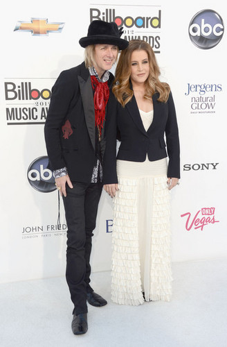  Lisa Marie Presley walks the red carpet at the Billboard 音楽 Awards 2012 in Las Vegas