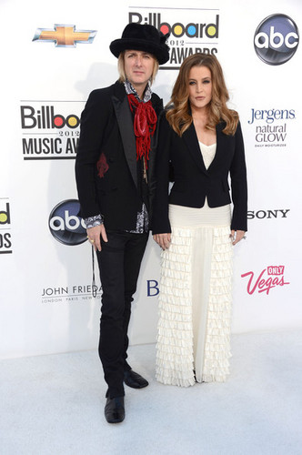  Lisa Marie Presley walks the red carpet at the Billboard 음악 Awards 2012 in Las Vegas