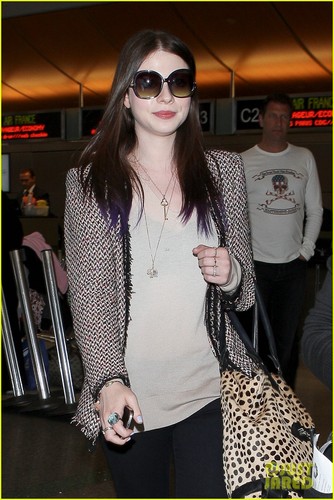  Michelle Trachtenberg makes a stylish entrance at LAX Airport on Friday (June 15)