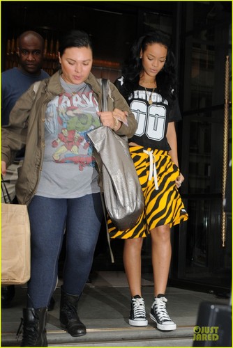  Рианна rocks tiger-print shorts while leaving a hotel on Tuesday (June 19) in Лондон