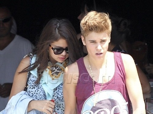  Selena - With Justin at MMVA - June 16, 2012