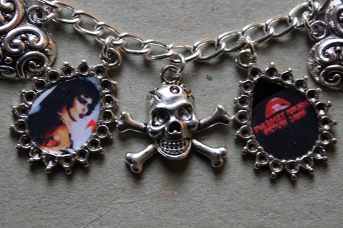  THE ROCKY HORROR PICTURE 显示 charm bracelet