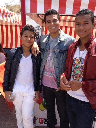 jaafar with his brothers jermajesty, randy jr and jaafar