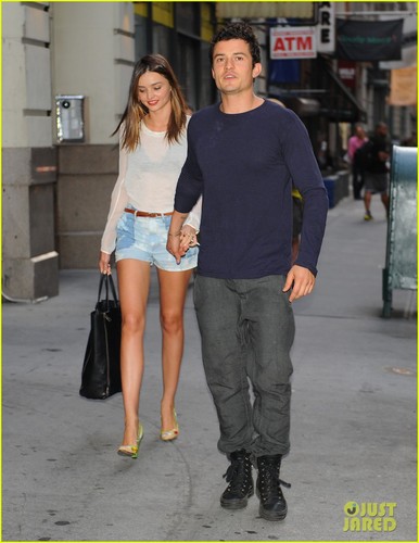  Miranda Kerr and Orlando Bloom holding hands in the Big 苹果