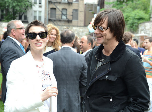  Actors Anne Hathaway and Jim Carrey