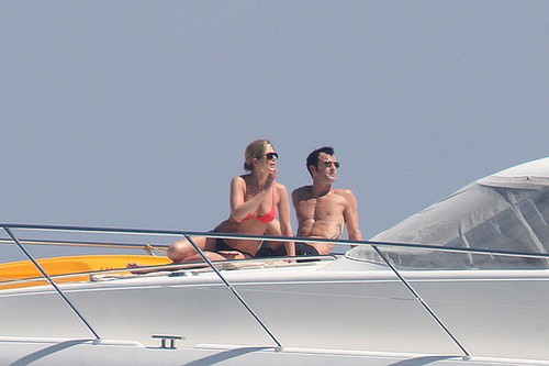  Bikini - On ボート In Capri [19th June 2012]