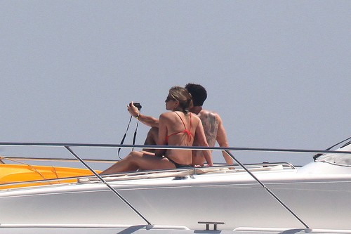  Bikini - On лодка In Capri [19th June 2012]