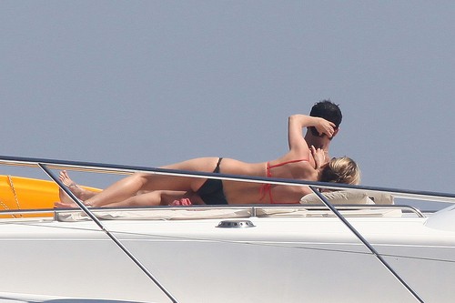  Bikini - On नाव In Capri [19th June 2012]