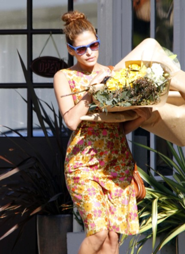  Eva - Picks Up फूल in California - June 19th, 2012