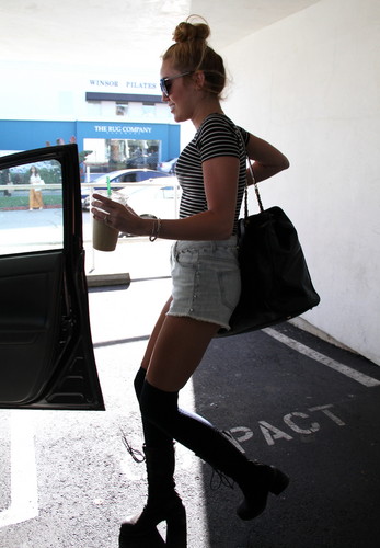  Grabs An Iced Coffee After Hitting The Gym In West Hollywood [20 June 2012]