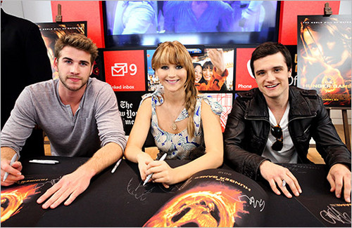  Hunger Games Cast Signing Autographs