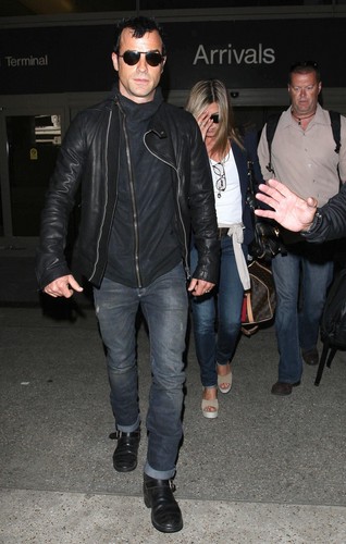  Jennifer Aniston And Justin Theroux Spotted Arriving On A Flight At LAX [25 June 2012]