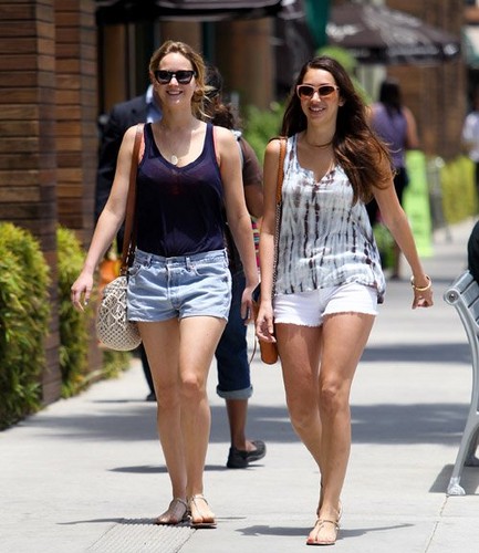  Jennifer Lawrence out to lunch in Santa Monica, CA with one of her girl mga kaibigan (June 20).