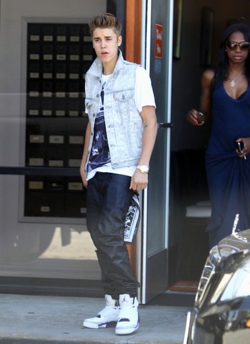  Justin Bieber leaving restaurant