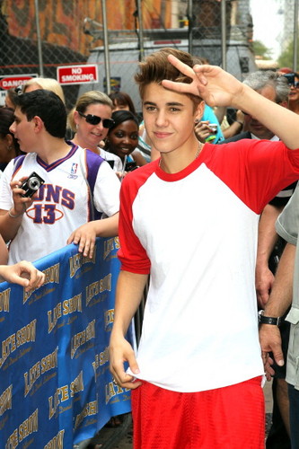  Justin Bieber visits “Late 显示 With David Letterman” - June 20, 2012