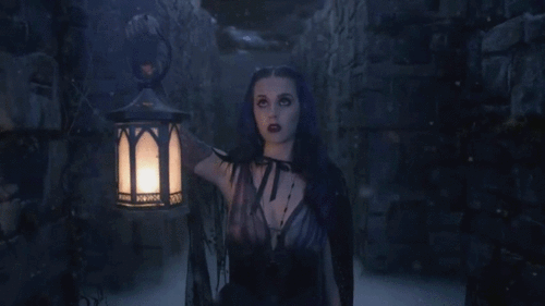  Katy Perry in 'Wide Awake' muziek video