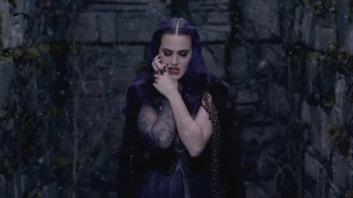 Katy Perry in 'Wide Awake' musik video