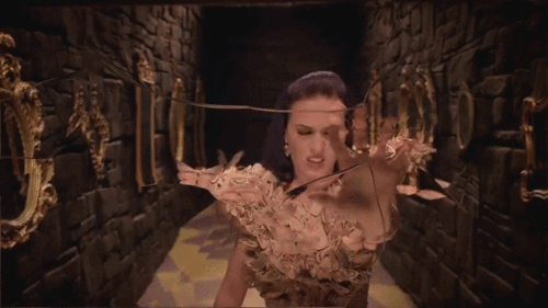  Katy Perry in 'Wide Awake' musique video