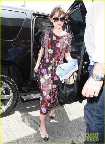  Keira Knightley keeps a low perfil as she steps out of a car and into LAX Airport on Wednesday