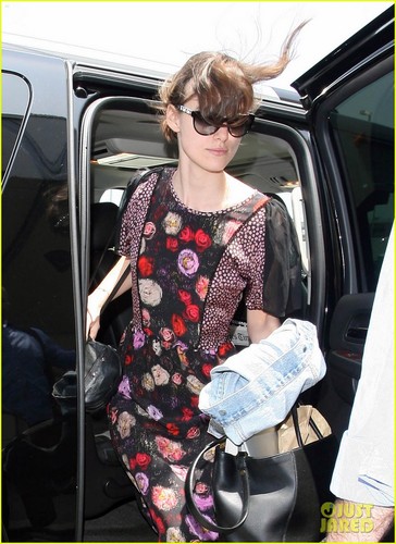  Keira Knightley keeps a low プロフィール as she steps out of a car and into LAX Airport on Wednesday