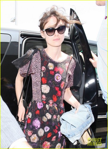  Keira Knightley keeps a low bista sa tagiliran as she steps out of a car and into LAX Airport on Wednesday