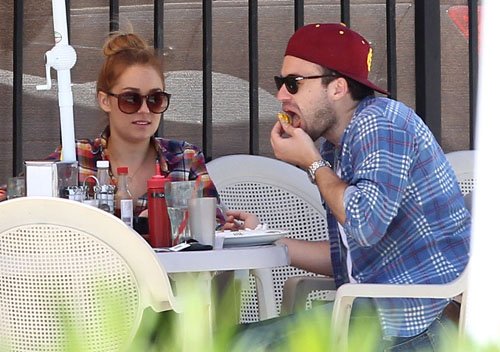  Lauren Conrad and her boyfriend William Tell out for breakfast at Nick's Coffee duka