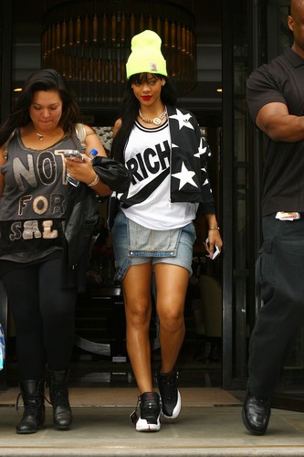  Leaving Her Hotel In लंडन [23 June 2012]