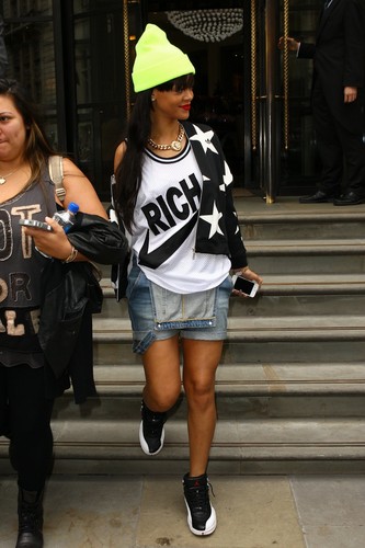  Leaving Her Hotel In Londra [23 June 2012]