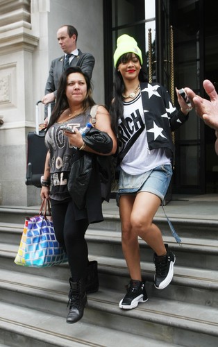  Leaving Her Hotel In 런던 [23 June 2012]