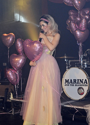  मरीना performing
