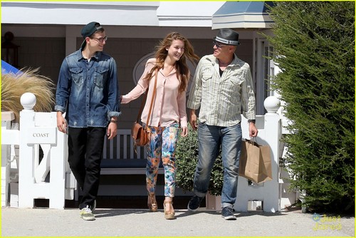 Nathalia with her brother and father