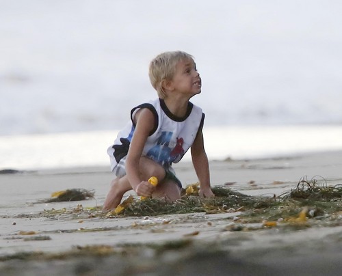 On The plage In Malibu [23 June 2012]