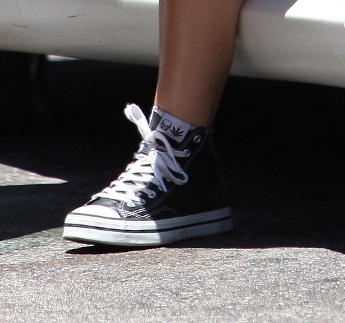 Out To Starbucks In Studio City [25 June 2012]
