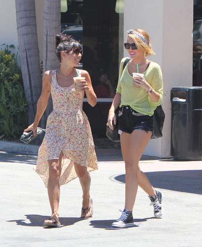  Out To 星巴克 In Studio City [25 June 2012]