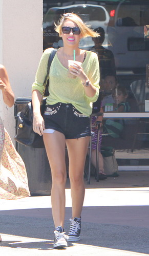  Out To スターバックス In Studio City [25 June 2012]