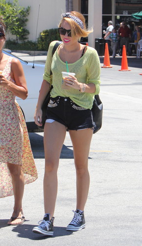  Out To 스타벅스 In Studio City [25 June 2012]