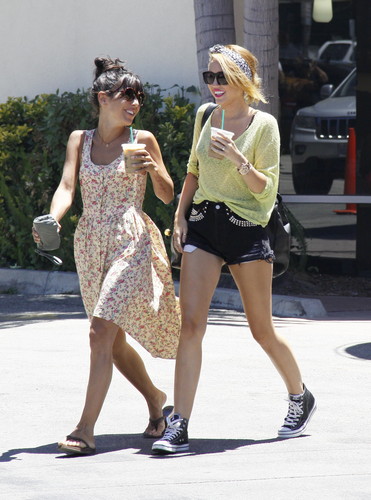  Out To スターバックス In Studio City [25 June 2012]