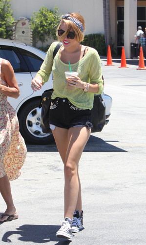  Out To 星巴克 In Studio City [25 June 2012]