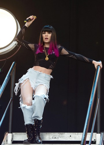  Performs On The Main Stage On день 3 Of The Isle Of Wight Festival [23 June 2012]