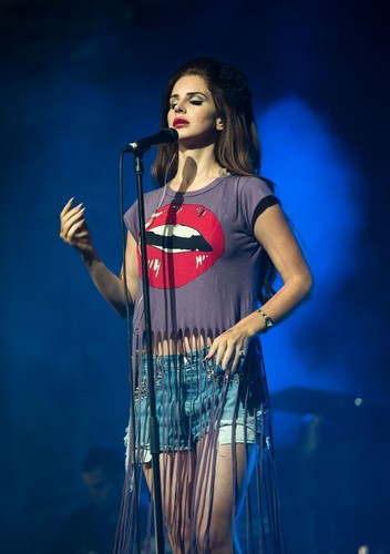  Performs in the Big hàng đầu, đầu trang of The Isle of Wight Festival at Seaclose Park (June 22)