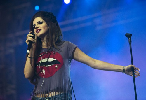  Performs in the Big oben, nach oben of The Isle of Wight Festival at Seaclose Park (June 22)