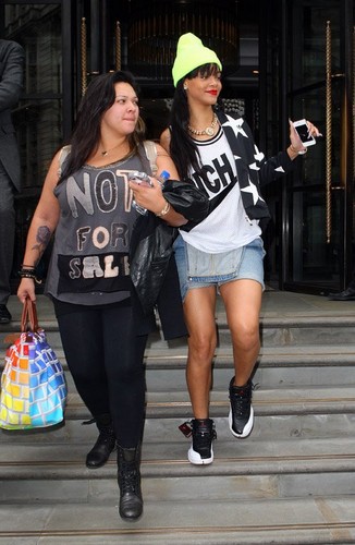  Rihanna spotted leaving her hotel in Londra