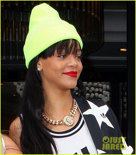  rihanna spotted leaving her hotel in Londres