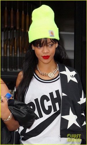 Rihanna spotted leaving her hotel in Londra