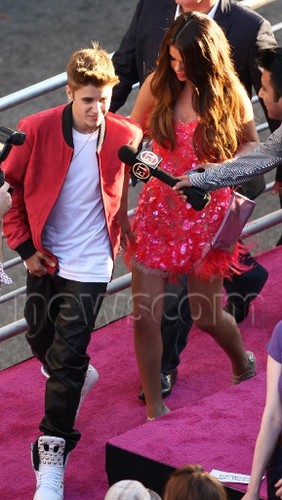  Selena Gomez & Justin Bieber at the premiere of “Katy Perry: Part Of Me”