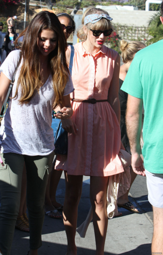  Selena - Out with Taylor rápido, swift - June 27, 2012