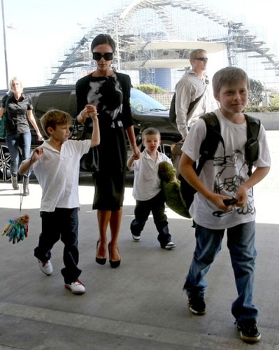  Victoria Beckham and her sons