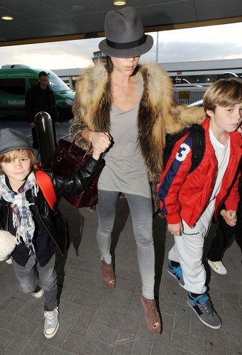  Victoria Beckham and her sons