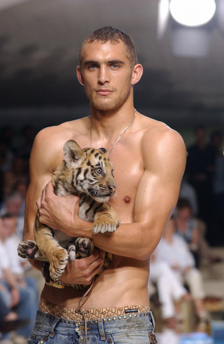  Will Chalker da Dolce & Gabbana with Baby Tiger