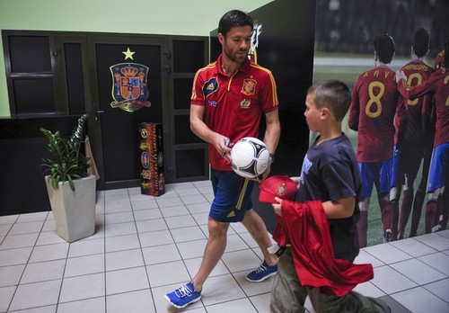  Xabi Alonso signs an autograph